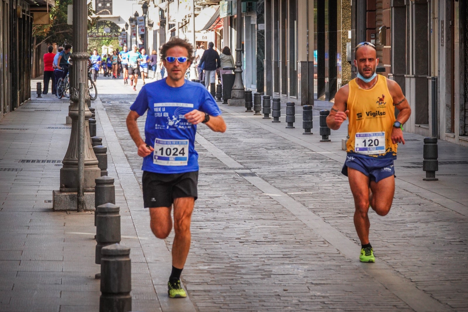 Mil personas participaron en la Carrera Azul por el autismo, con camisetas azules. 