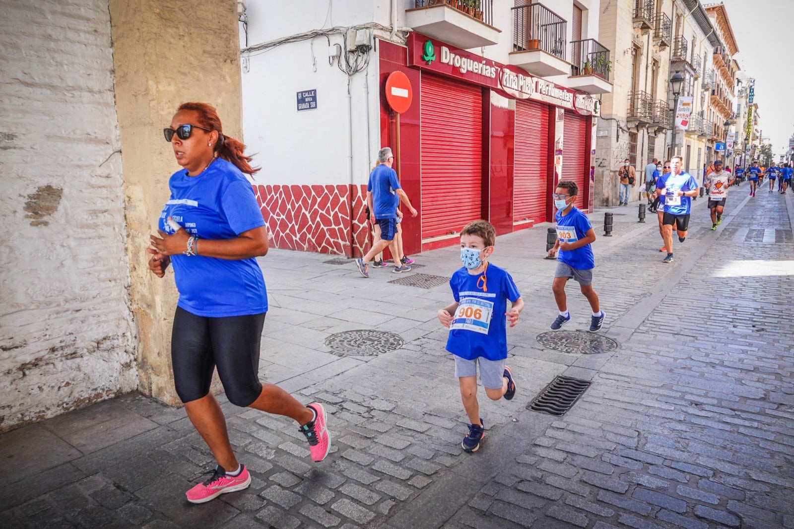 Mil personas participaron en la Carrera Azul por el autismo, con camisetas azules. 