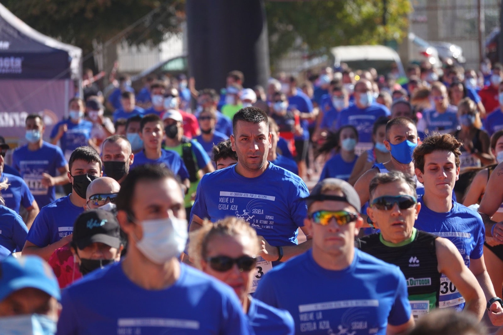 Mil personas participaron en la Carrera Azul por el autismo, con camisetas azules. 