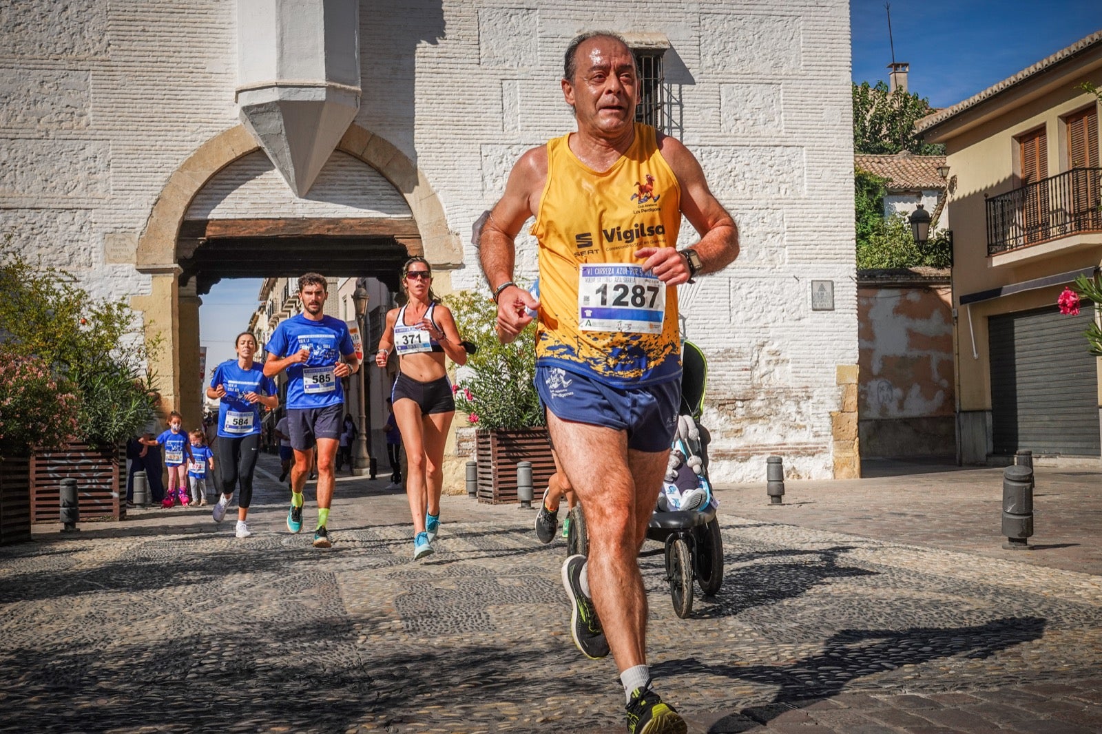 Mil personas participaron en la Carrera Azul por el autismo, con camisetas azules. 