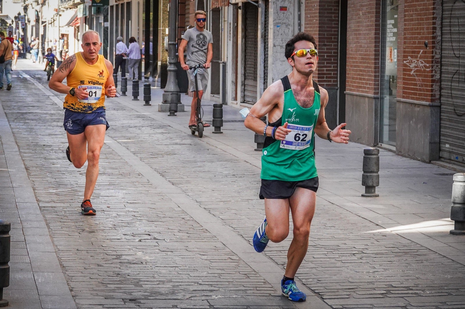 Mil personas participaron en la Carrera Azul por el autismo, con camisetas azules. 