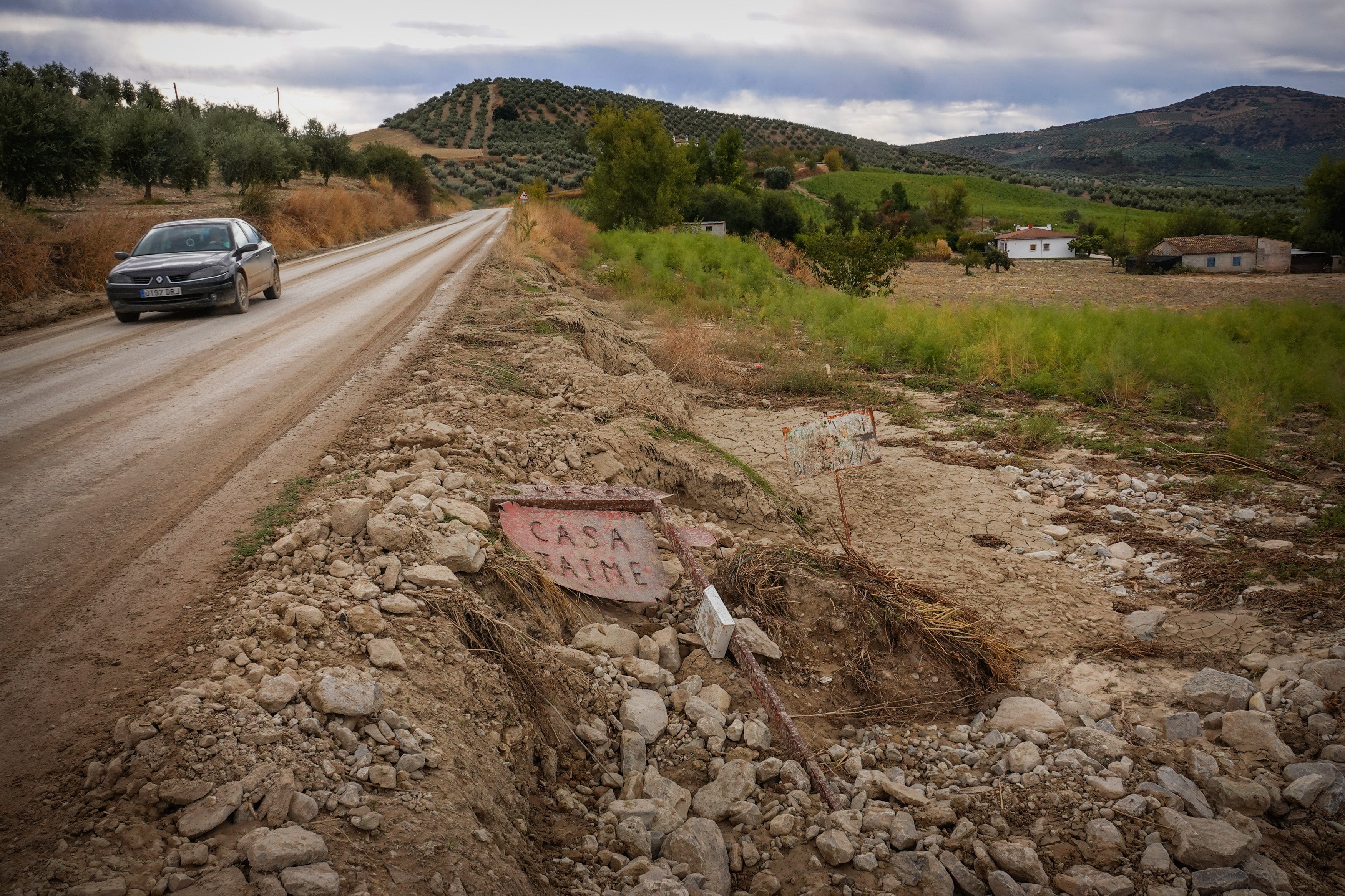Alomartes y Montefrío siguen adelante a pesar de la tromba de agua que anegó negocios, viviendas y demás instalaciones.