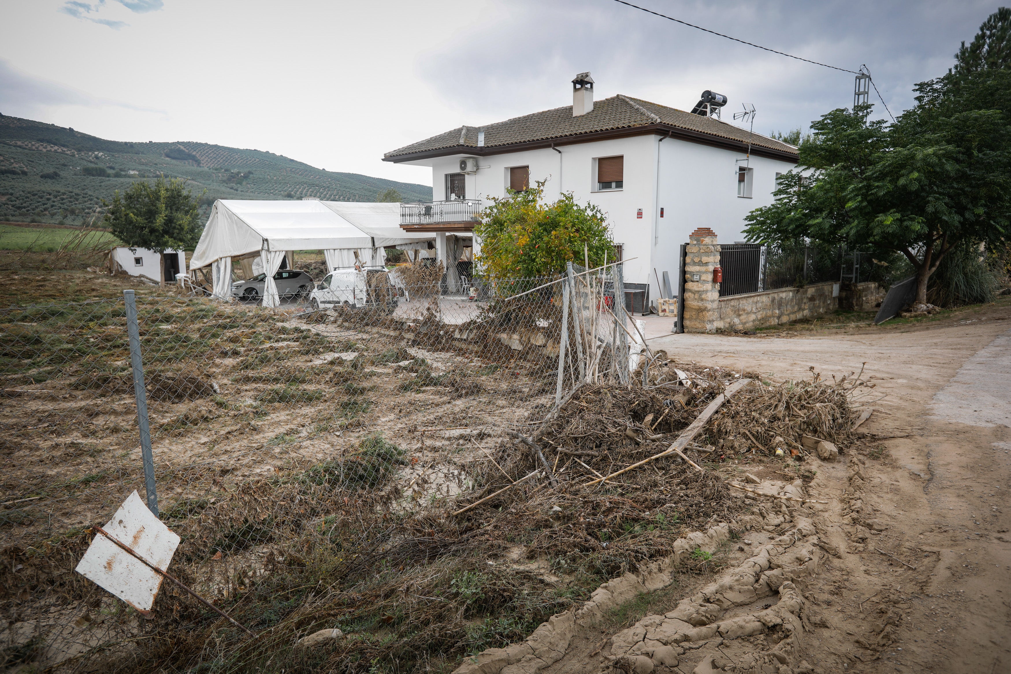 Alomartes y Montefrío siguen adelante a pesar de la tromba de agua que anegó negocios, viviendas y demás instalaciones.