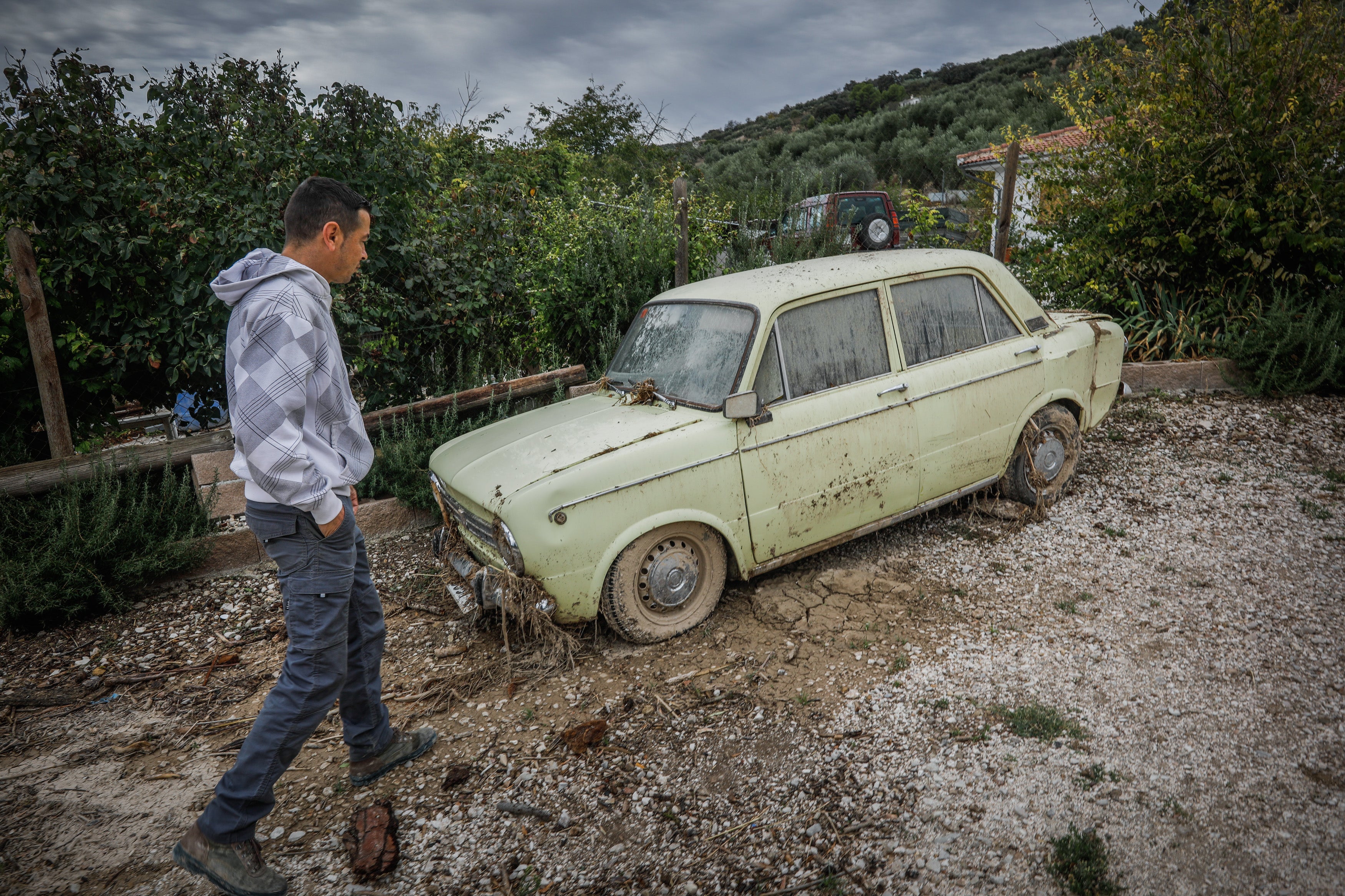 Alomartes y Montefrío siguen adelante a pesar de la tromba de agua que anegó negocios, viviendas y demás instalaciones.