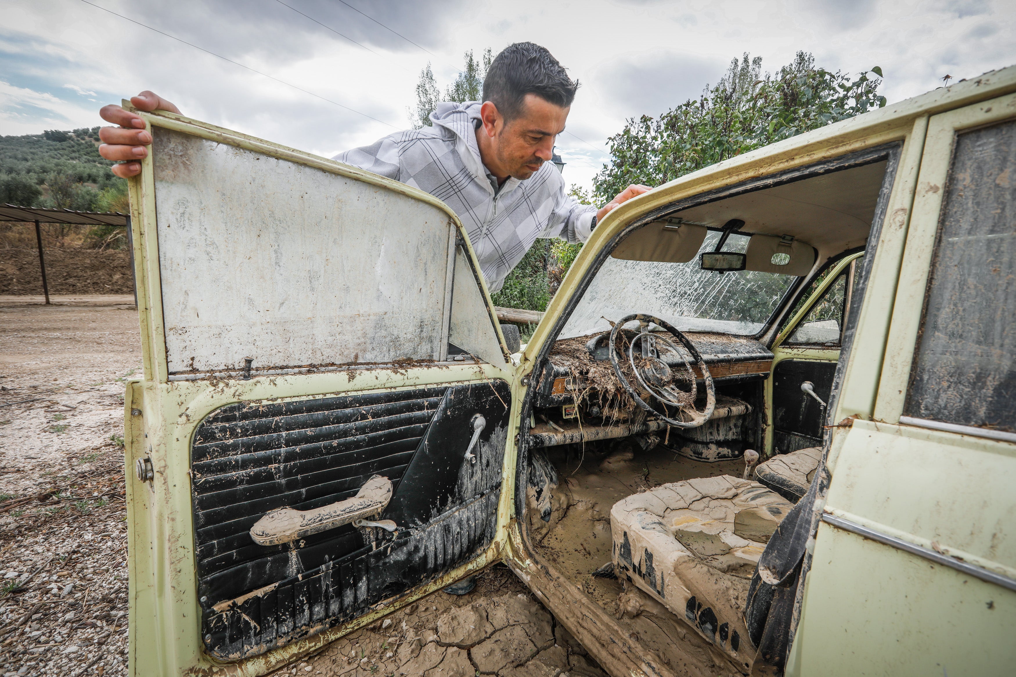 Alomartes y Montefrío siguen adelante a pesar de la tromba de agua que anegó negocios, viviendas y demás instalaciones.