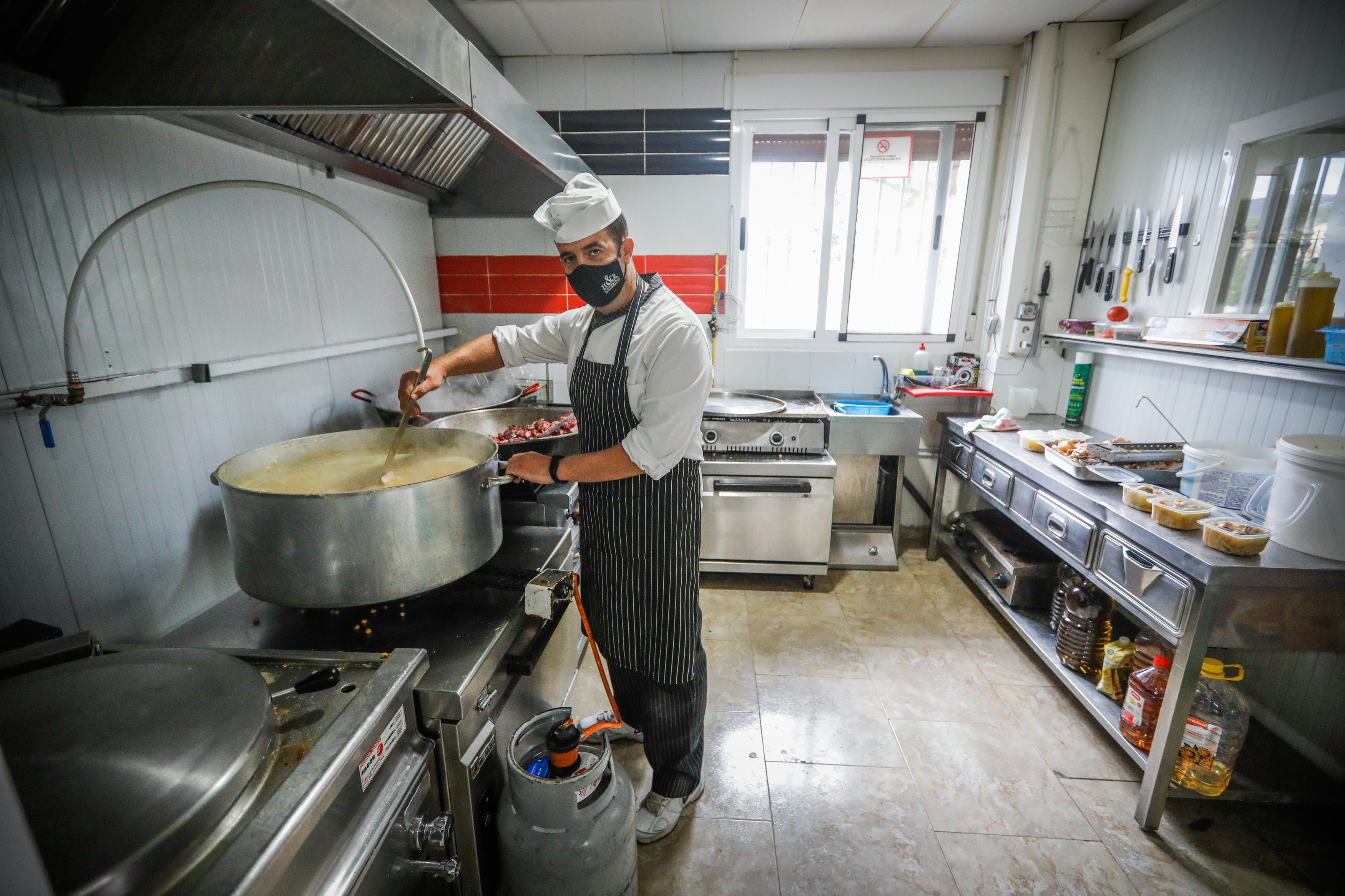 Alomartes y Montefrío siguen adelante a pesar de la tromba de agua que anegó negocios, viviendas y demás instalaciones.