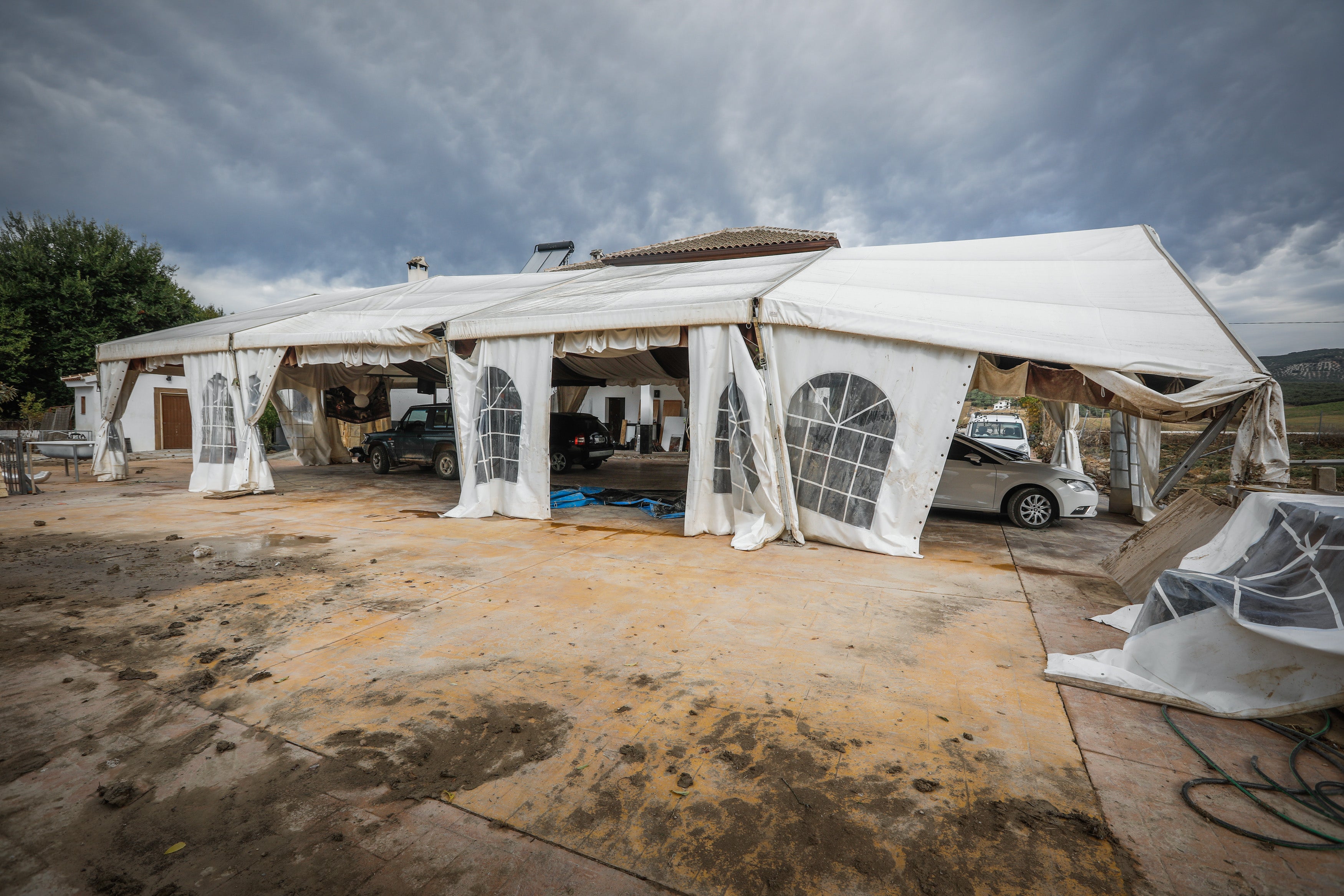 Alomartes y Montefrío siguen adelante a pesar de la tromba de agua que anegó negocios, viviendas y demás instalaciones.