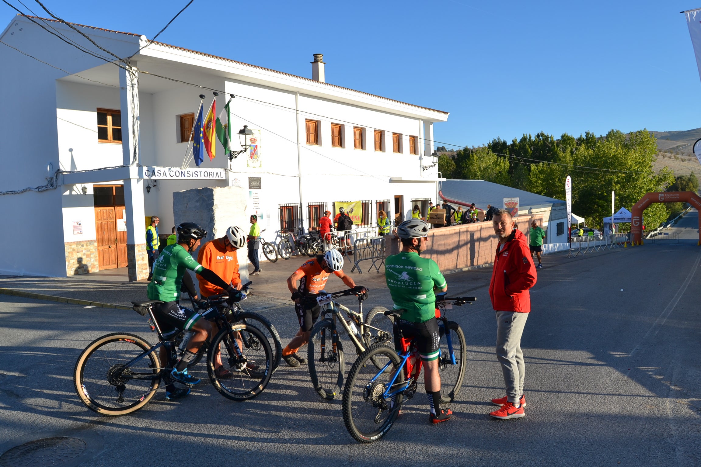 Más de un centenar de ciclistas compiten por las tierras del Parque Natural de la Sierra Almijara, Tejeda y Alhama