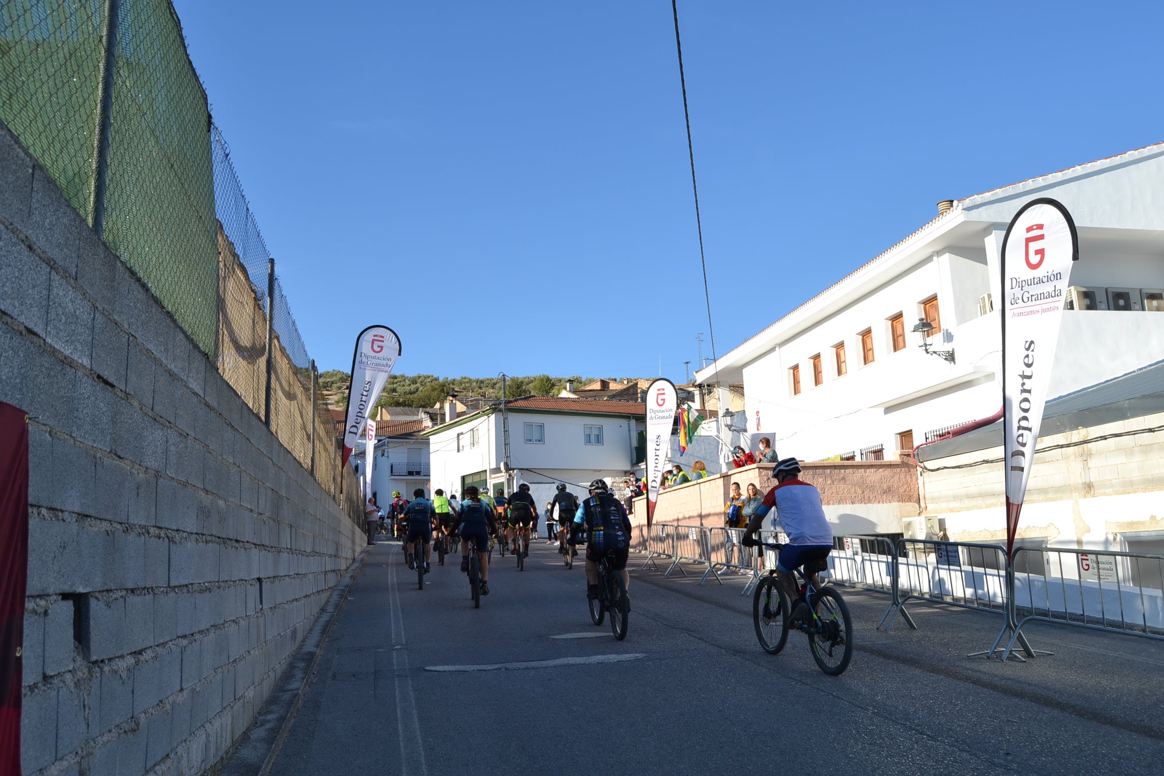 Más de un centenar de ciclistas compiten por las tierras del Parque Natural de la Sierra Almijara, Tejeda y Alhama