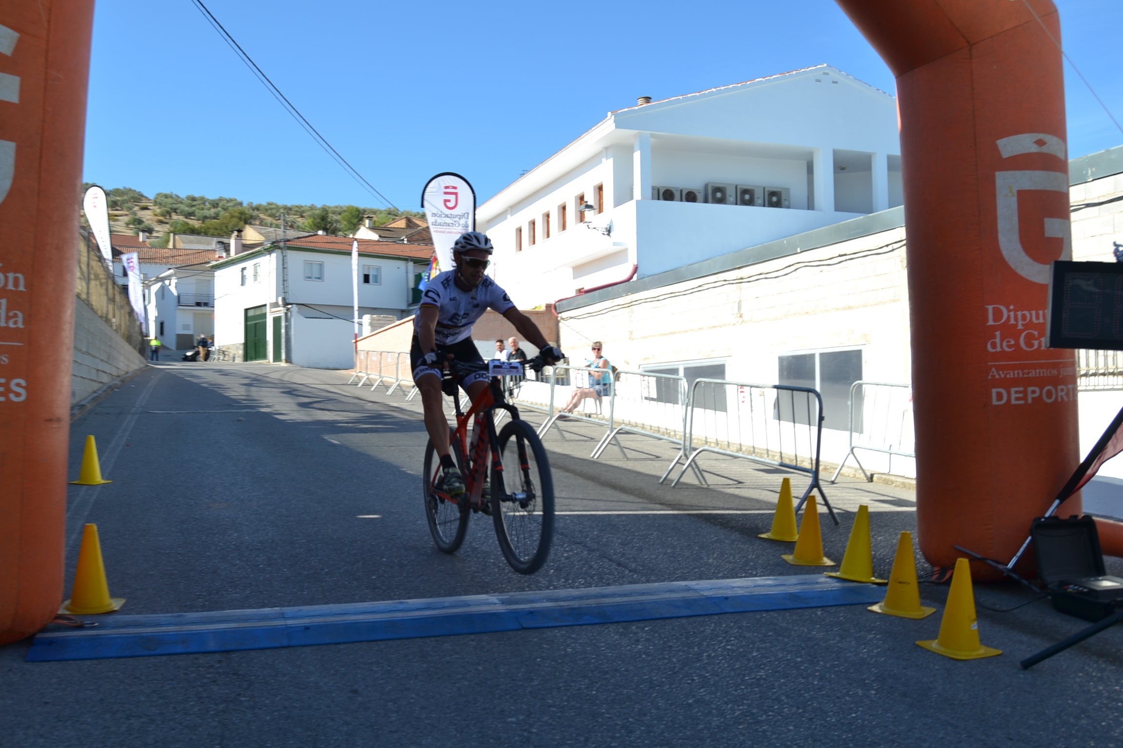 Más de un centenar de ciclistas compiten por las tierras del Parque Natural de la Sierra Almijara, Tejeda y Alhama