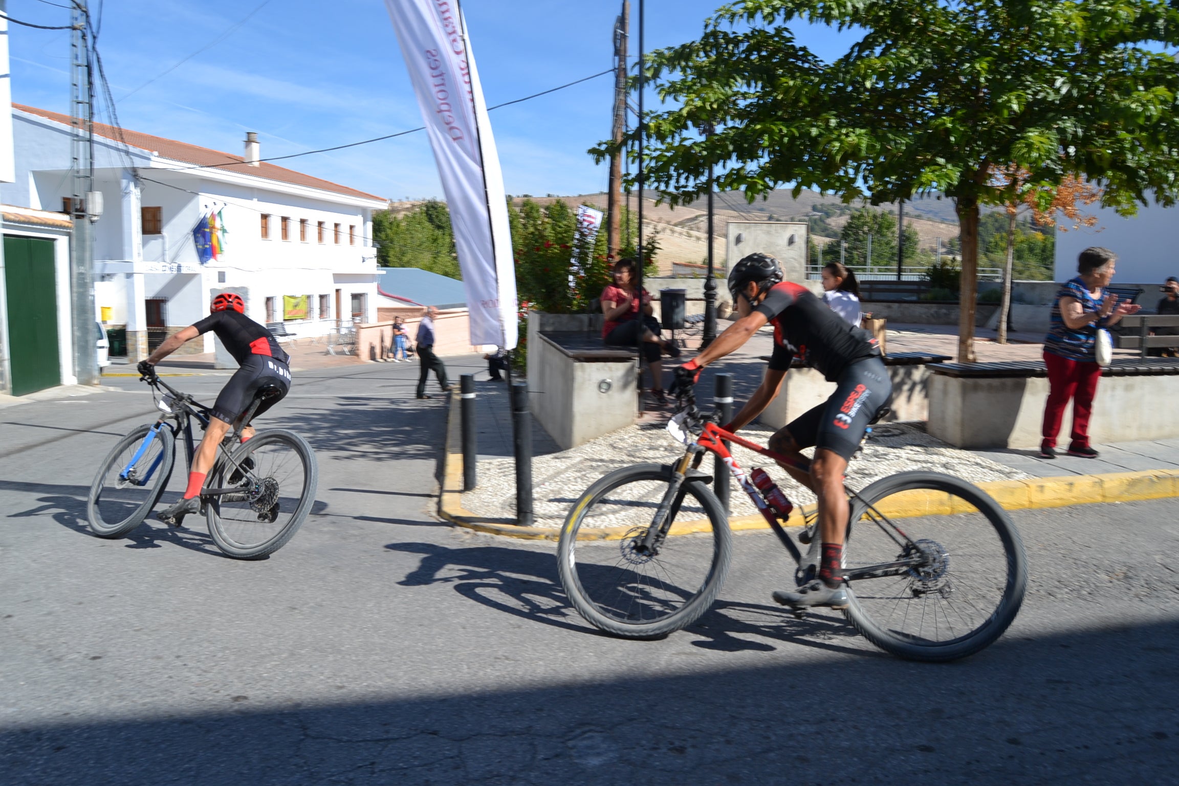 Más de un centenar de ciclistas compiten por las tierras del Parque Natural de la Sierra Almijara, Tejeda y Alhama