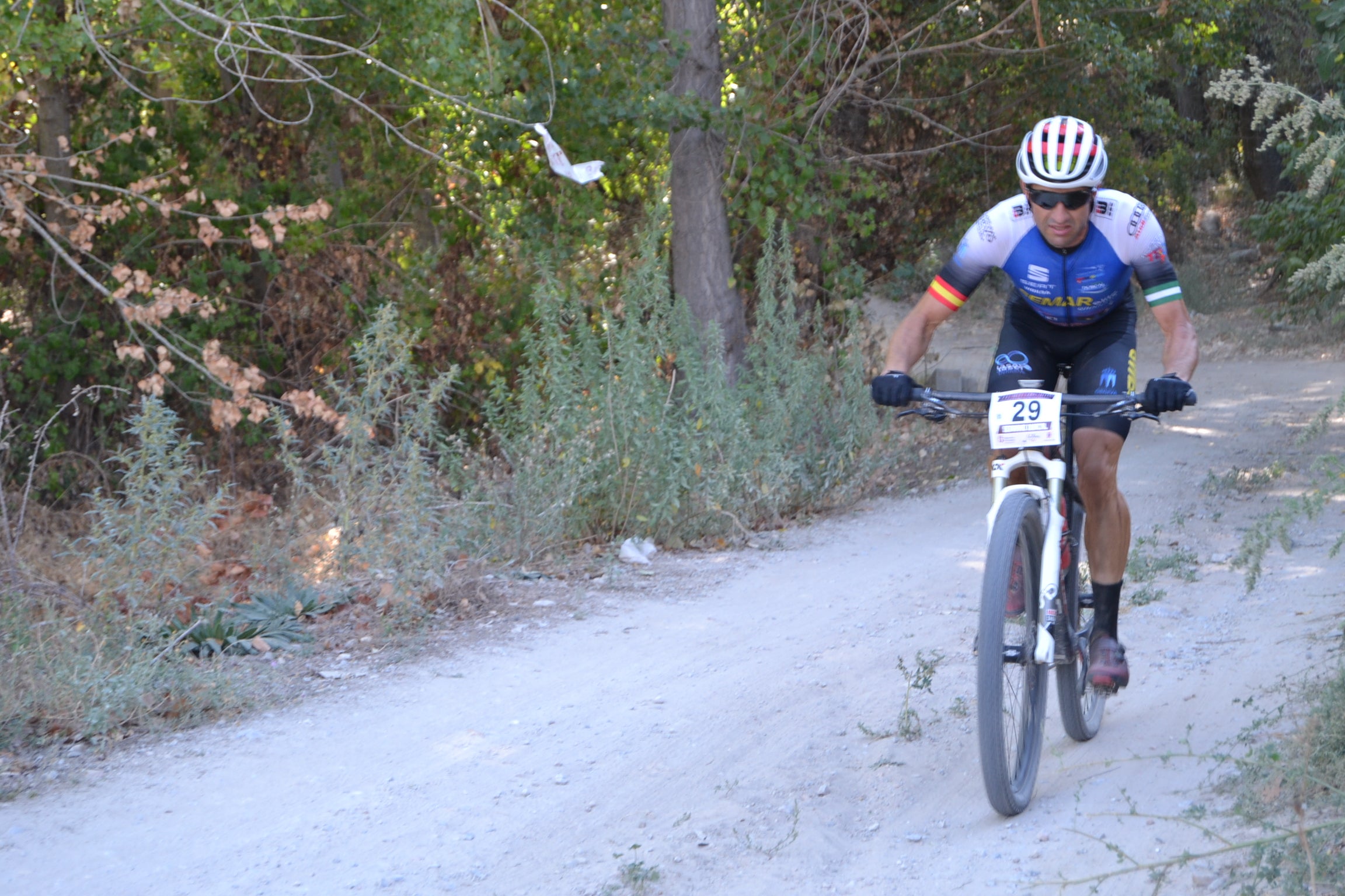 Más de un centenar de ciclistas compiten por las tierras del Parque Natural de la Sierra Almijara, Tejeda y Alhama