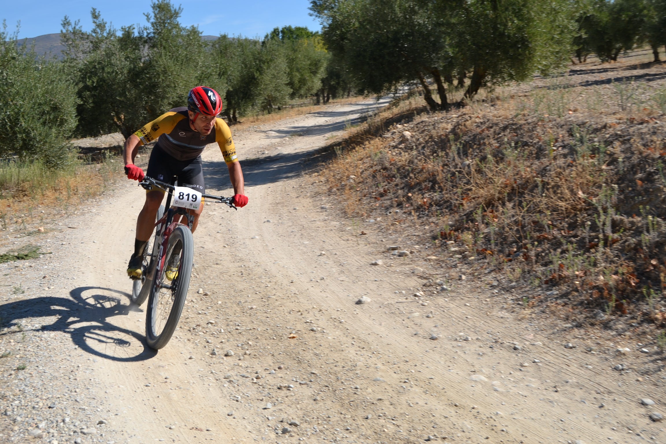 Más de un centenar de ciclistas compiten por las tierras del Parque Natural de la Sierra Almijara, Tejeda y Alhama