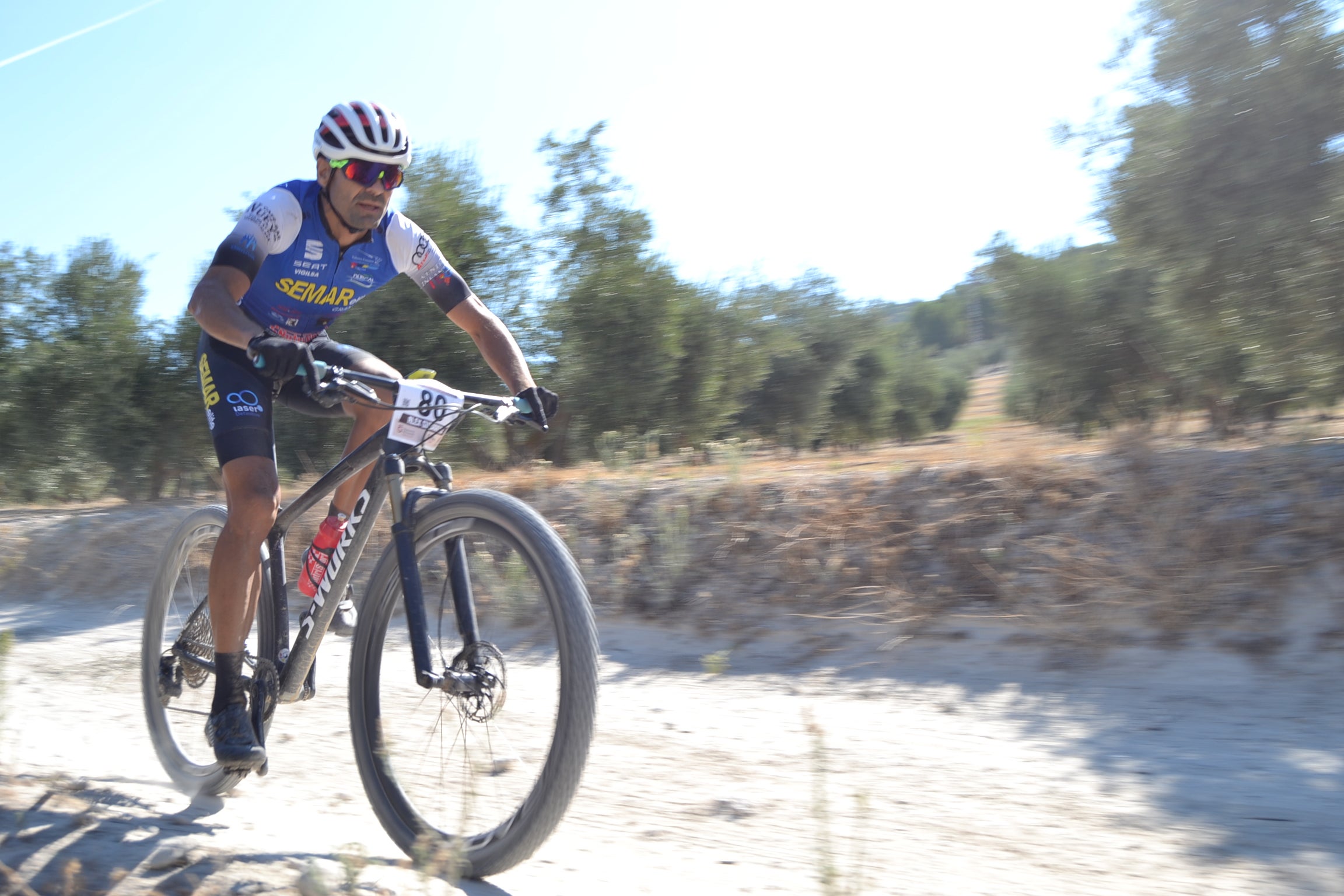 Más de un centenar de ciclistas compiten por las tierras del Parque Natural de la Sierra Almijara, Tejeda y Alhama