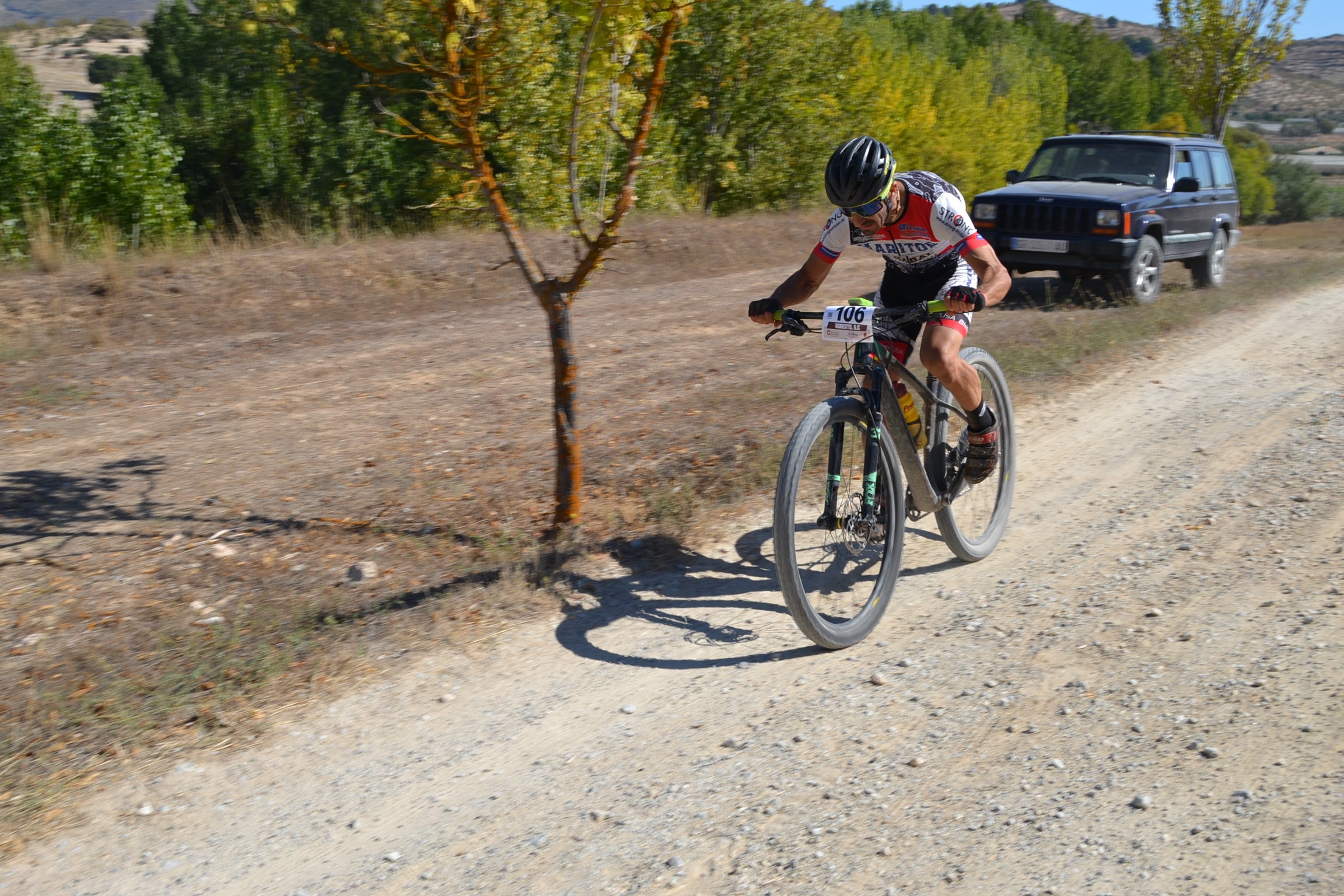 Más de un centenar de ciclistas compiten por las tierras del Parque Natural de la Sierra Almijara, Tejeda y Alhama