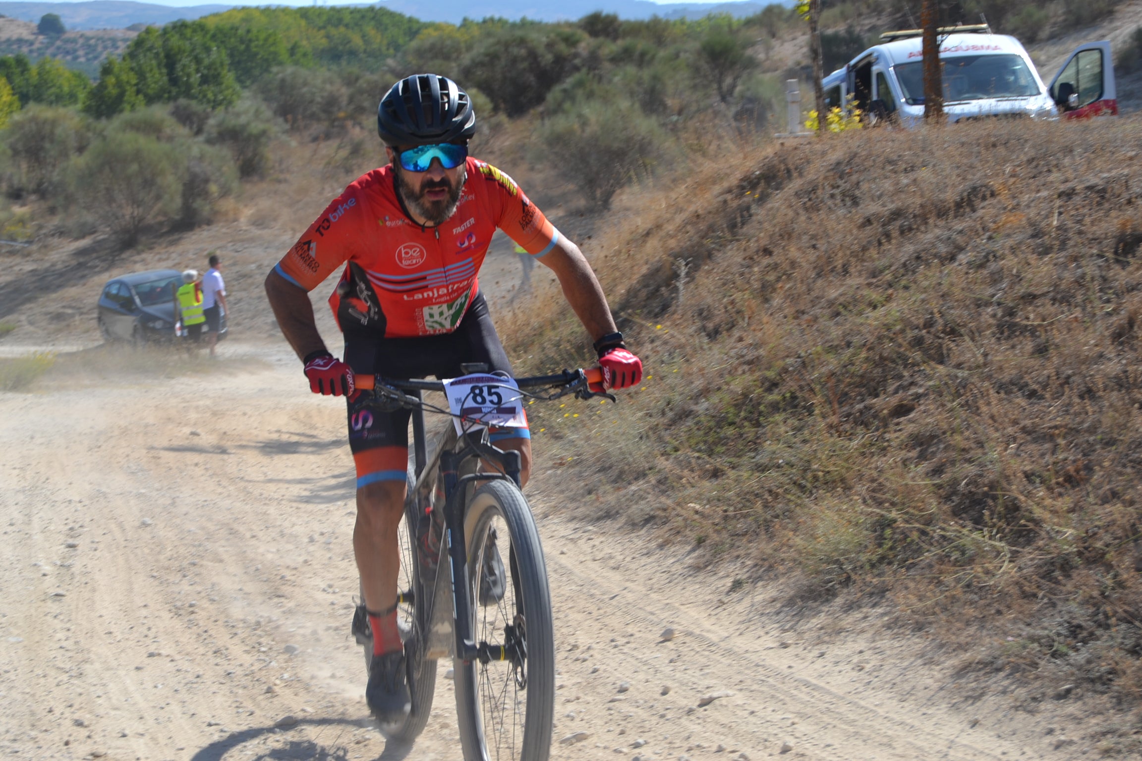 Más de un centenar de ciclistas compiten por las tierras del Parque Natural de la Sierra Almijara, Tejeda y Alhama