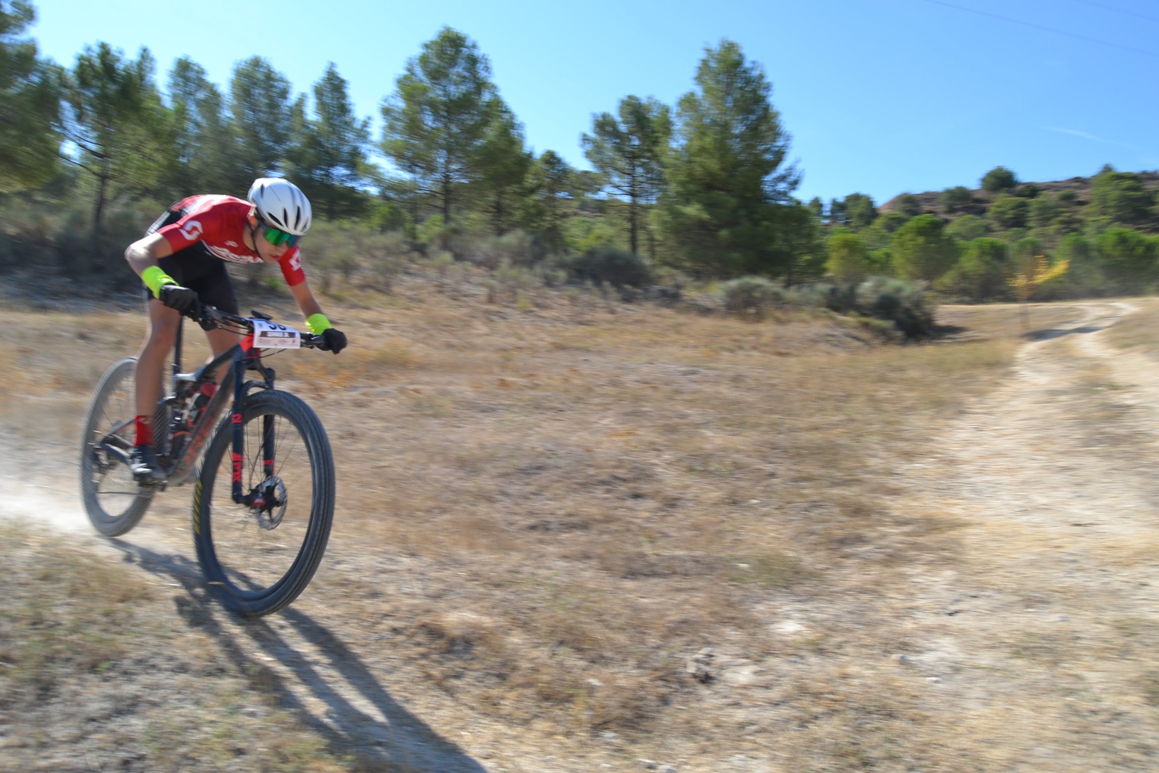 Más de un centenar de ciclistas compiten por las tierras del Parque Natural de la Sierra Almijara, Tejeda y Alhama