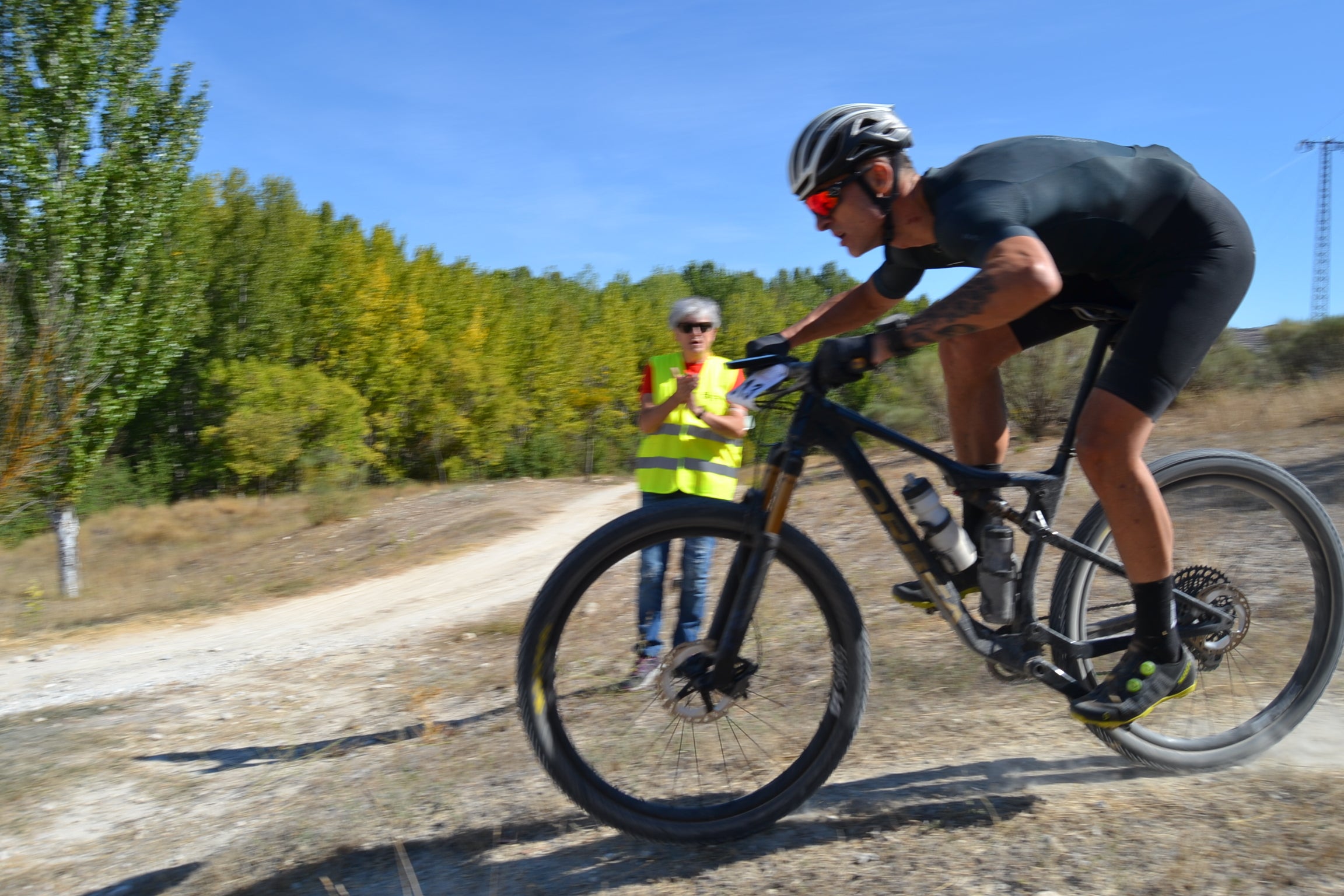 Más de un centenar de ciclistas compiten por las tierras del Parque Natural de la Sierra Almijara, Tejeda y Alhama