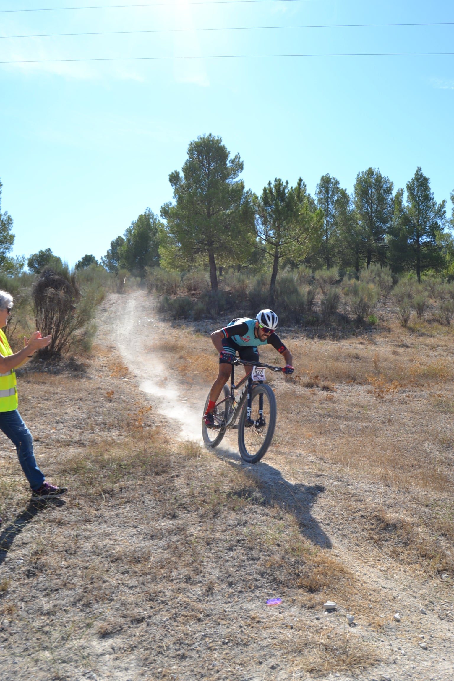 Más de un centenar de ciclistas compiten por las tierras del Parque Natural de la Sierra Almijara, Tejeda y Alhama