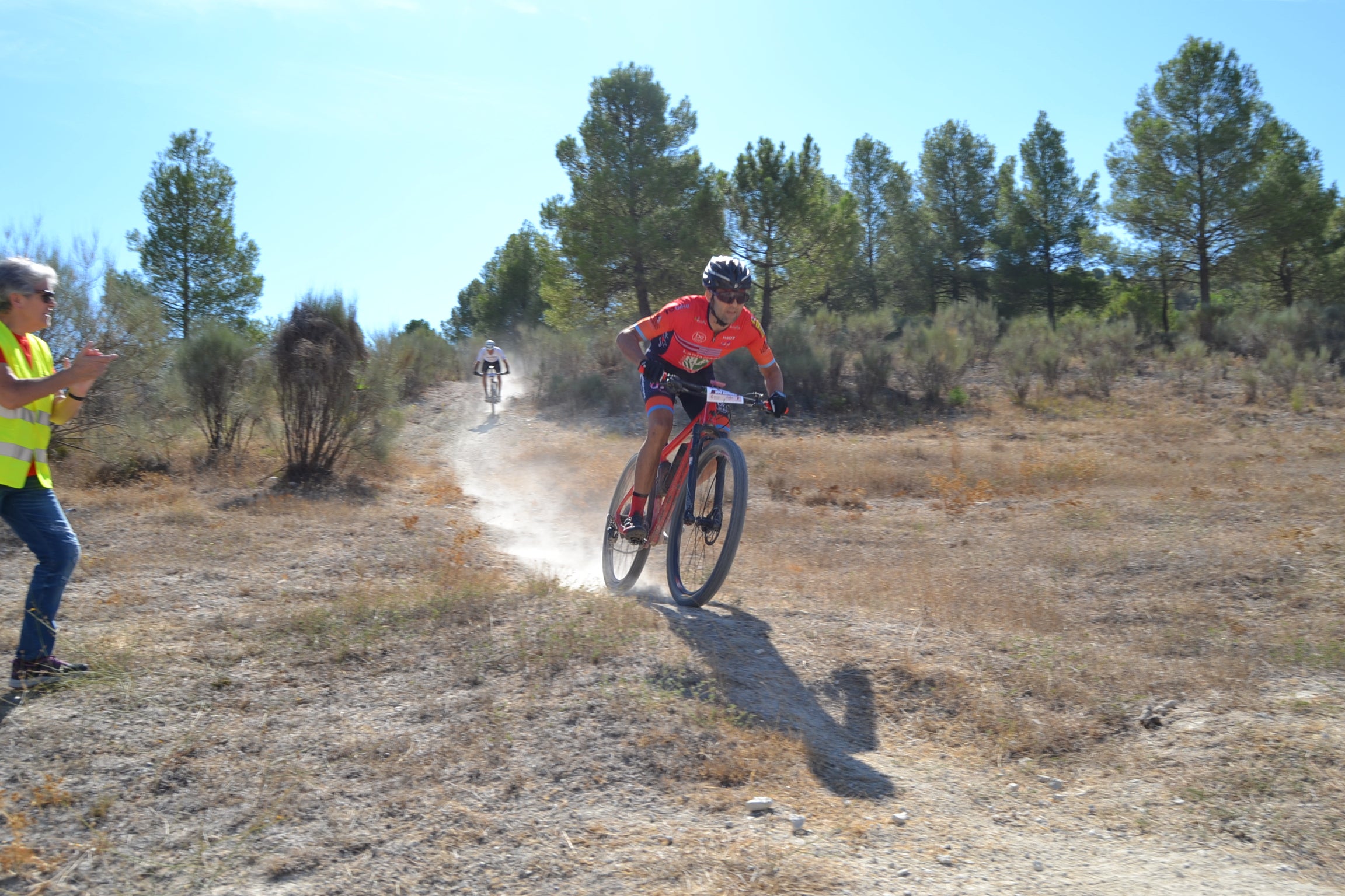 Más de un centenar de ciclistas compiten por las tierras del Parque Natural de la Sierra Almijara, Tejeda y Alhama