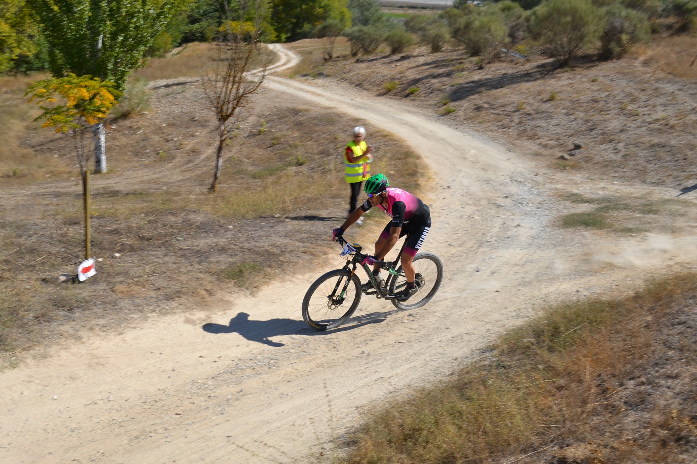 Más de un centenar de ciclistas compiten por las tierras del Parque Natural de la Sierra Almijara, Tejeda y Alhama