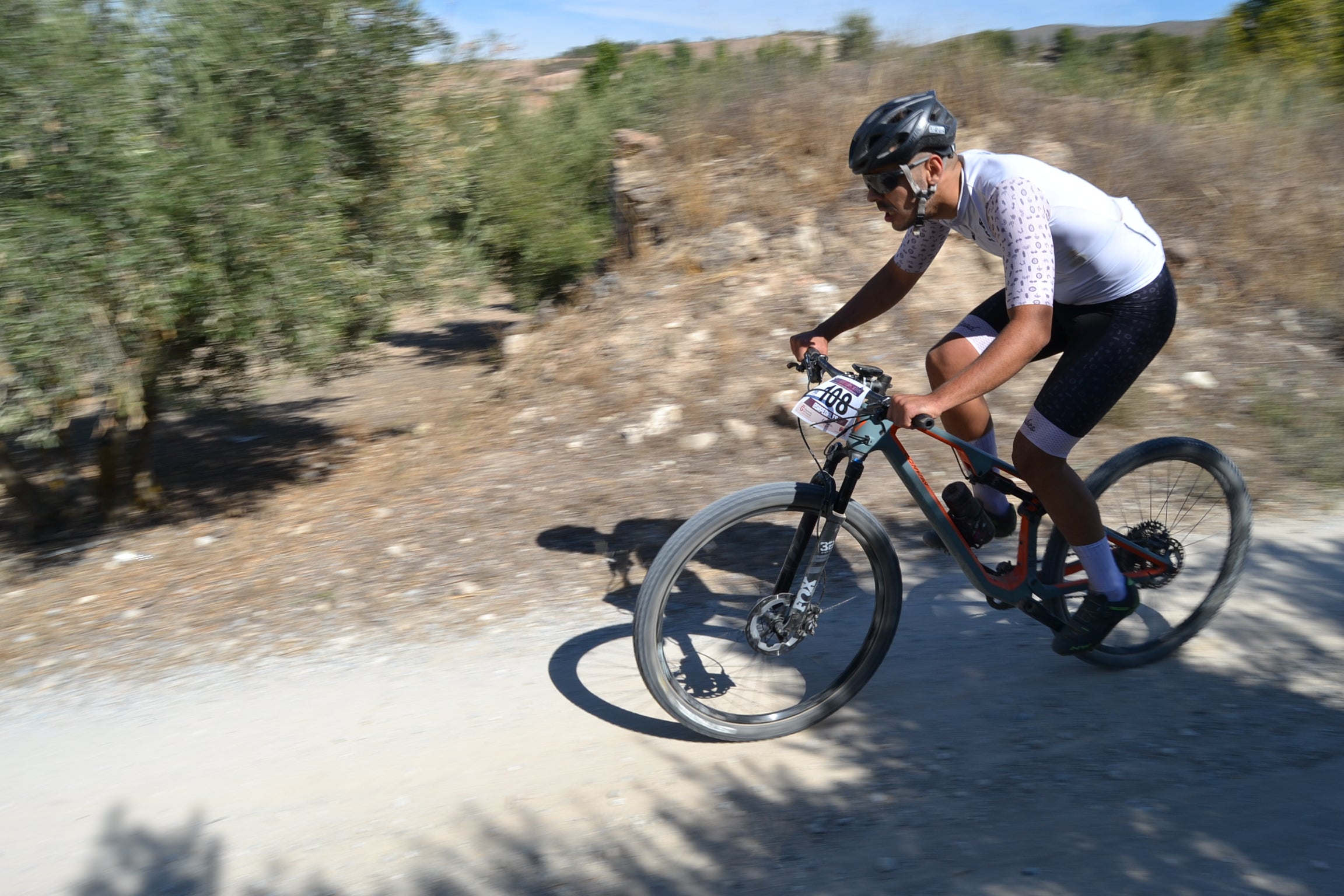 Más de un centenar de ciclistas compiten por las tierras del Parque Natural de la Sierra Almijara, Tejeda y Alhama