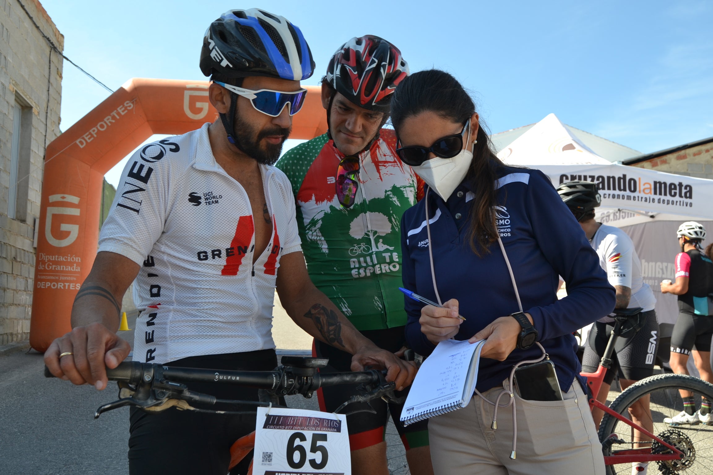 Más de un centenar de ciclistas compiten por las tierras del Parque Natural de la Sierra Almijara, Tejeda y Alhama