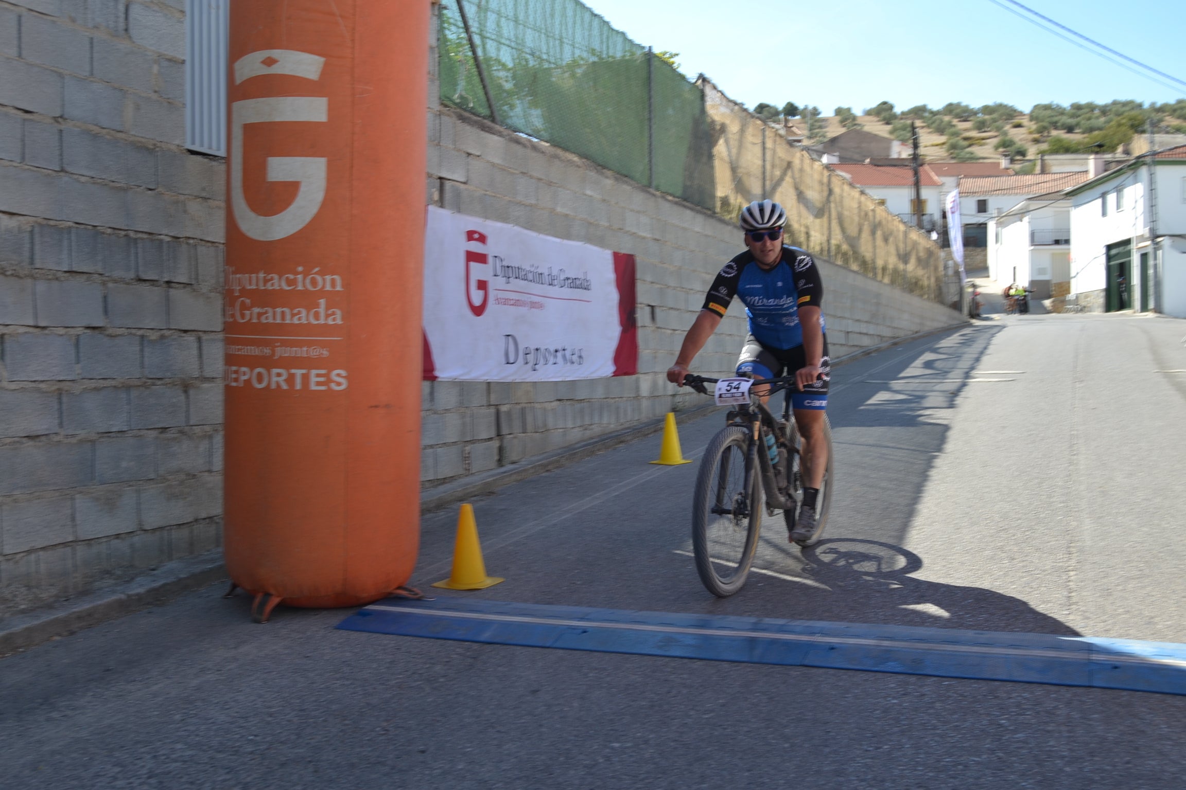 Más de un centenar de ciclistas compiten por las tierras del Parque Natural de la Sierra Almijara, Tejeda y Alhama