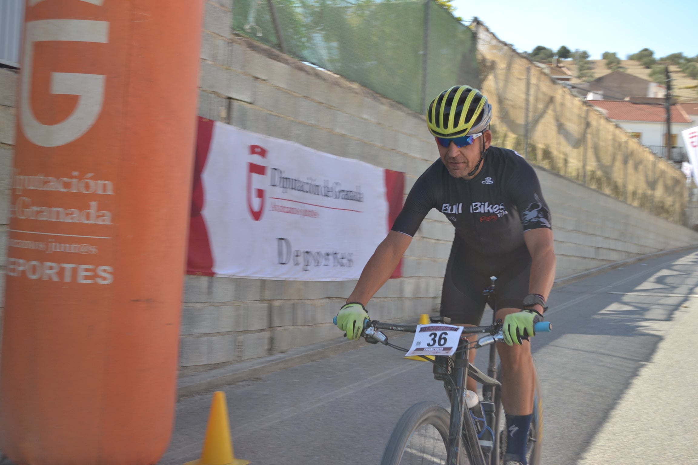 Más de un centenar de ciclistas compiten por las tierras del Parque Natural de la Sierra Almijara, Tejeda y Alhama