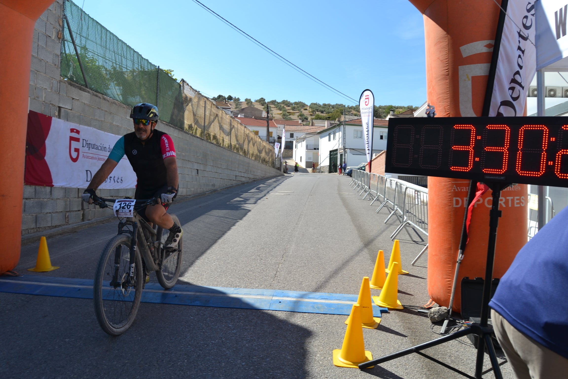 Más de un centenar de ciclistas compiten por las tierras del Parque Natural de la Sierra Almijara, Tejeda y Alhama