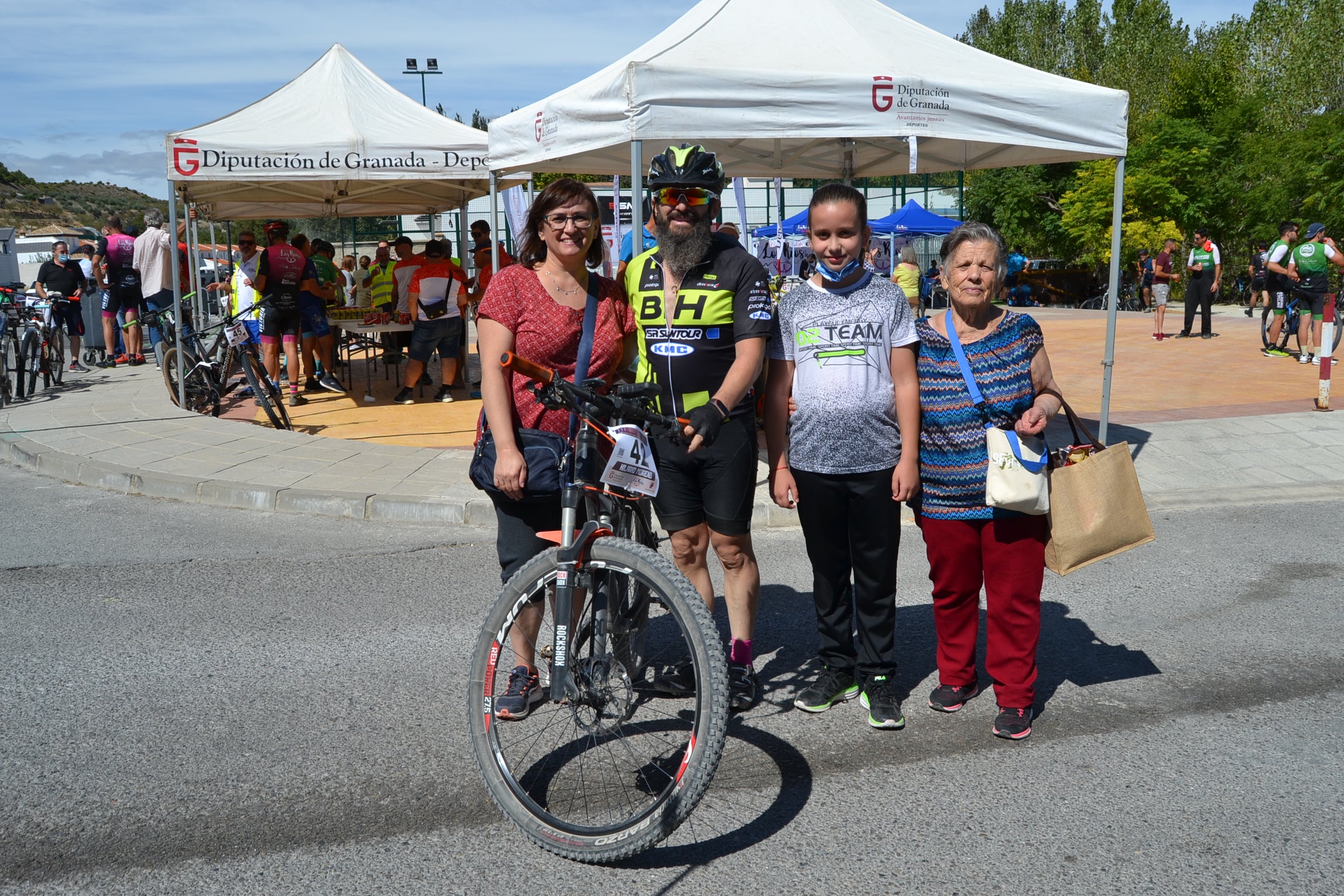 Más de un centenar de ciclistas compiten por las tierras del Parque Natural de la Sierra Almijara, Tejeda y Alhama