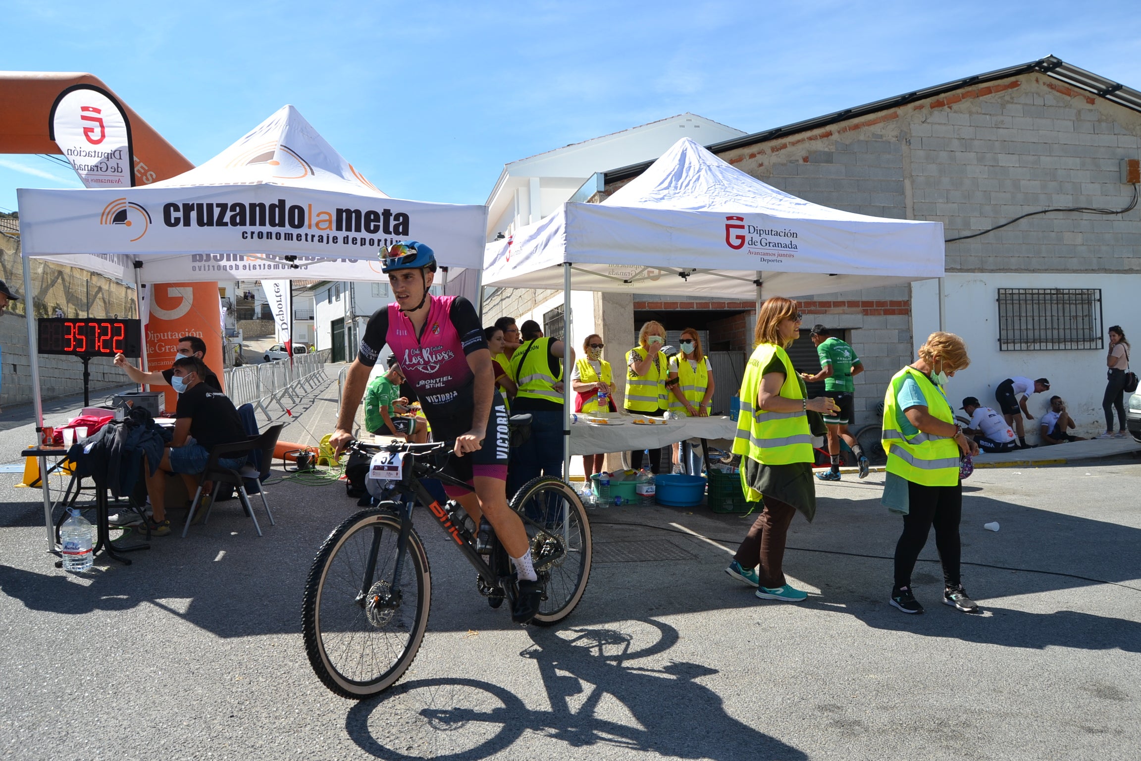 Más de un centenar de ciclistas compiten por las tierras del Parque Natural de la Sierra Almijara, Tejeda y Alhama