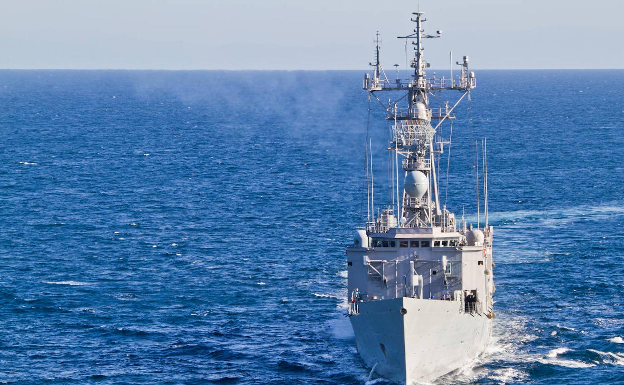 El buque de la Armada en el océano.