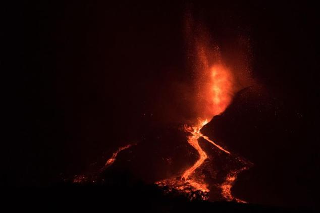 Se ha producido un derrumbe parcial en el cono principal al que han seguido emisiones más abundantes de lava en el volcán. 