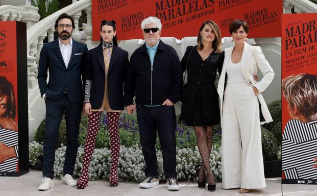 Pedro Almodóvar junto a los actores de 'Madres paralelas'.