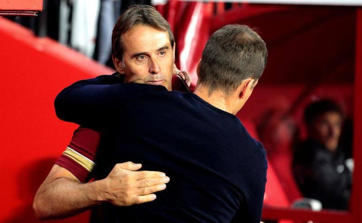 Julen Lopetegui recibe el abrazo de Robert Moreno previo al duelo de exseleccinoadores en Los Cármenes. 