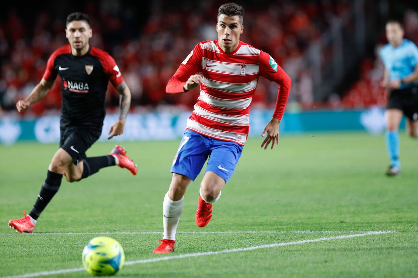 Soro persigue un balón en el Granada-Sevilla de ayer. 