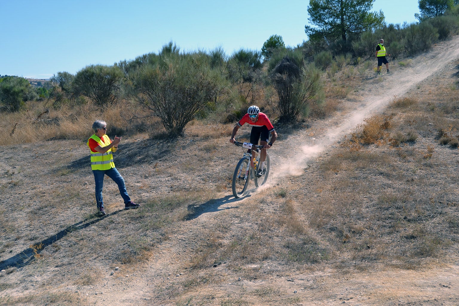 Más de un centenar de ciclistas compiten por las tierras del Parque Natural de la Sierra Almijara, Tejeda y Alhama