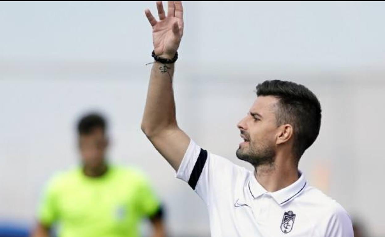 Roger Lamesa da instrucciones en el último partido de Liga en casa. 