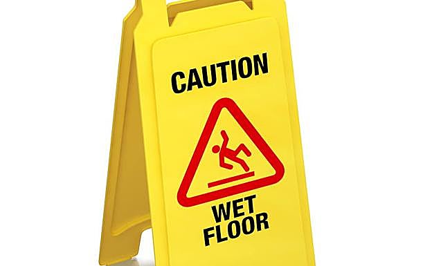 10.000 euros por fracturarse la muñeca en el suelo mojado de una discoteca de Granada