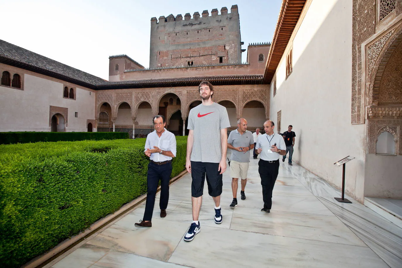 Fotos: Pau Gasol, un gigante asombrado por la Alhambra | Ideal