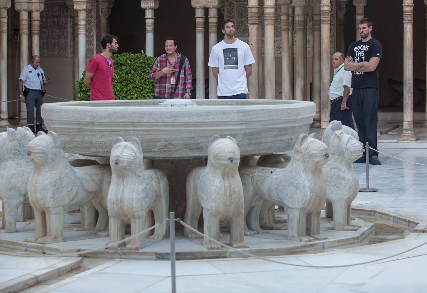 Fotos: Pau Gasol, un gigante asombrado por la Alhambra