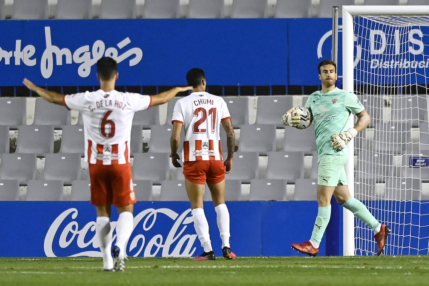 César de la Hoz celebra el penalti parado por Fernando en Sabadell el pasado curso. 