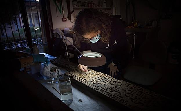 Interviniendo en un arrocabe del Museo de la Alhambra. 