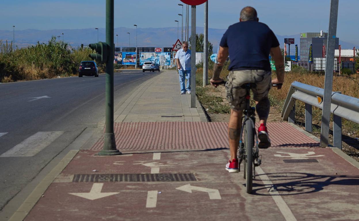 Por el norte, se continuará este carril bici junto al parque Granaita. 