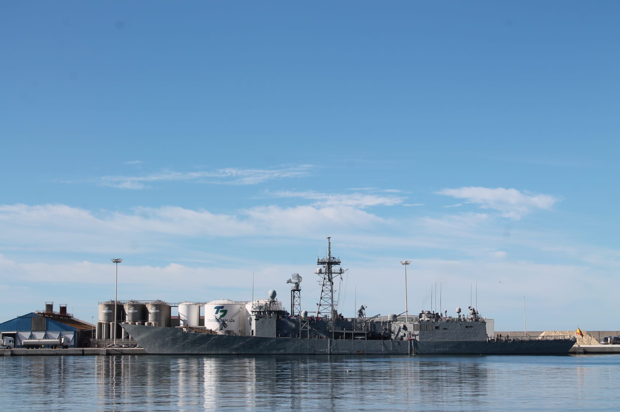El buque Reina Sofía, en el puerto de Motril