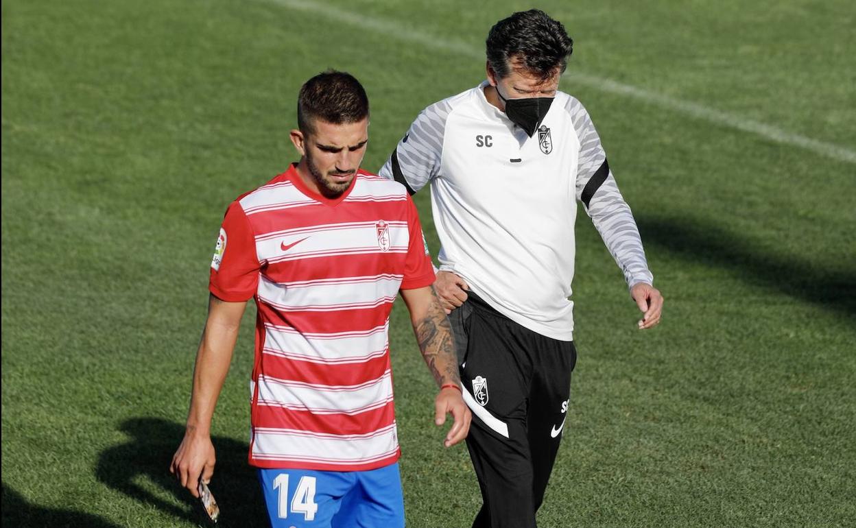 Monchu se retira hacia el vestuario contrariado junto al doctor. 