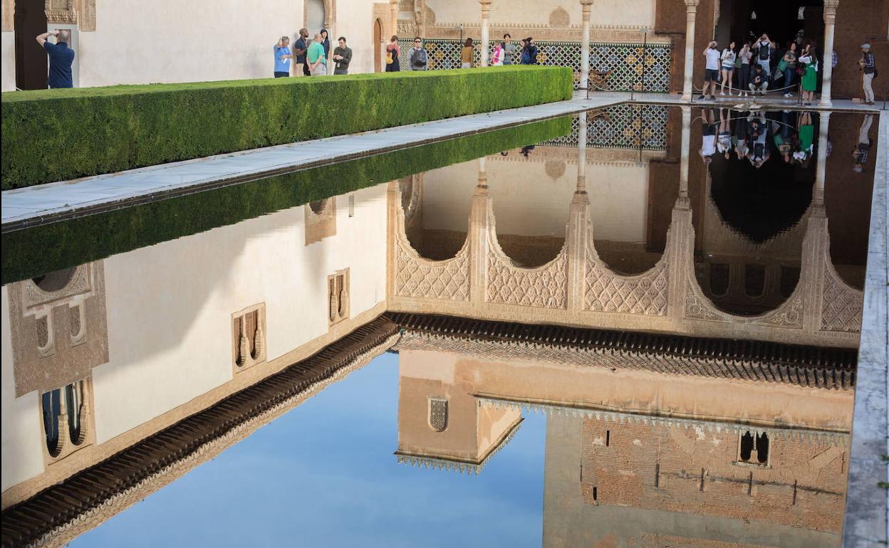 Imagen del Patio de los Arrayanes, donde se produjo el hurto de parte de un azulejo. 