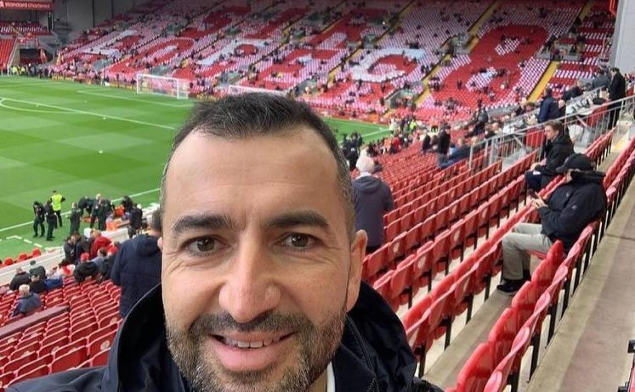 Diego Martínez se hace un selfi en la grada de Anfield antes del partido entre Liverpool y Manchester City. 