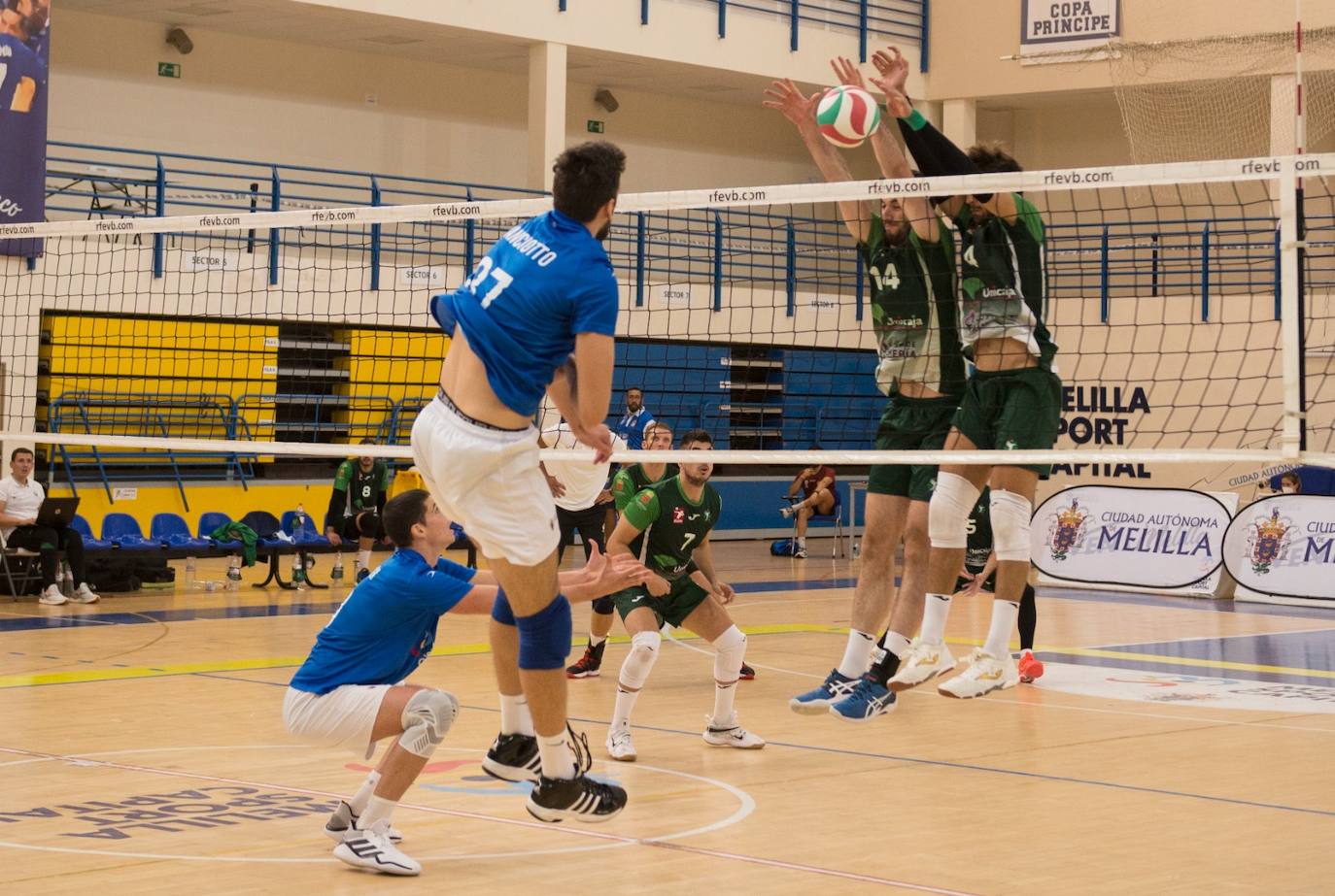 Imagen secundaria 1 - Fornés ataca por el centro (arriba). Bloqueo de Fornés y Juanmi sobre Monfort (abajo izda.). Ataque de Juanmi González (abajo drcha.). 